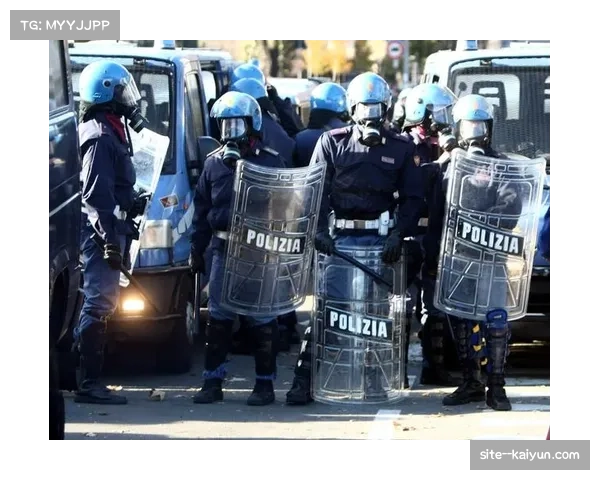 都灵主场球迷极端抗议事件 训练基地外出现侮辱性横幅标语 都灵主场球迷极端抗议事件 训练基地外出现侮辱性横幅标语